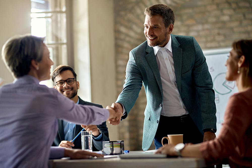 Advisor shaking hands with a second-home buyer